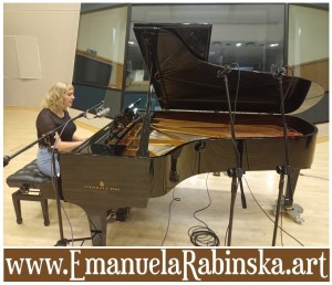 Pianistka Emanuela podczas nagrywania scieżki dzwiękowej w studi