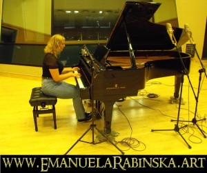 Pianistka Emanuela Rabinska podczas komponowania na fortepianie 