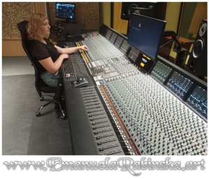 Piosenkarka Emanuela Rabinska podczas nagrania muzyki w  studio 