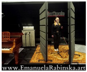 Wokalistka Emanuela Rabinska podczas nagrywania wokalu w Studio 