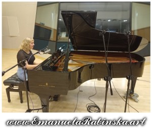Kompozytorka Emanuela Rabinska podczas pracy na fortepianie nad 