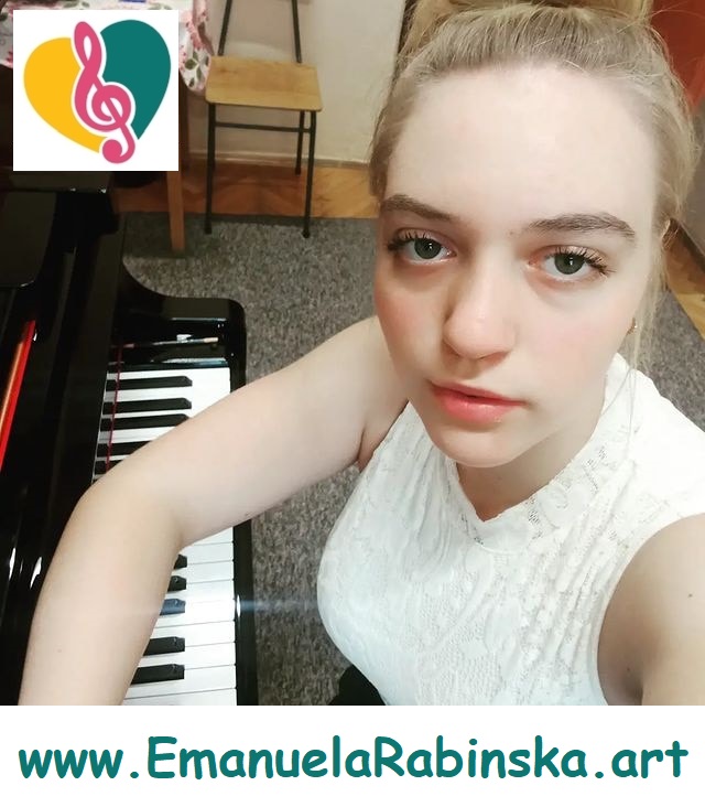 Emanuela_kompozytorka_podczas_gry_na_pianinie_Szkoła_Muzyczna_w_Częstochowie.