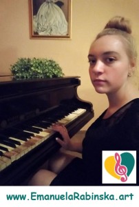 Pianistka Emanuela podczas gry na fortepianie ksiecia Gustava